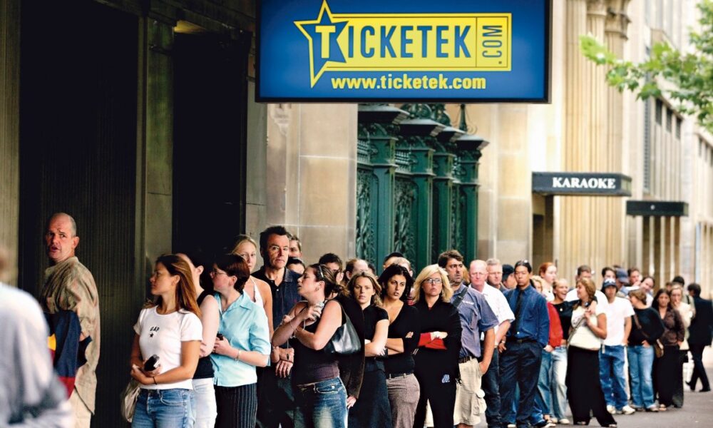 People queuing up at Ticketek in central Sydney on 17 January 2005.