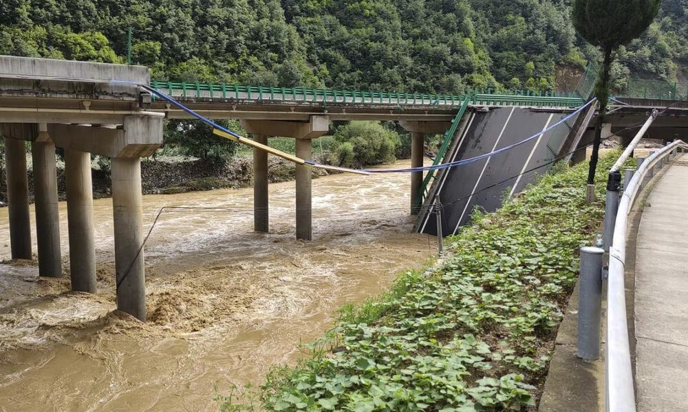 China bridge collapse: Eleven dead, 20 vehicles, more than 30 people missing