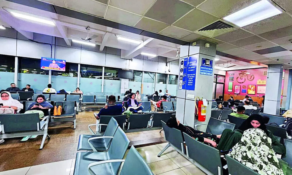 Flyers Stranded in Airport for 10 Hours, ET TravelWorld News, ET TravelWorld