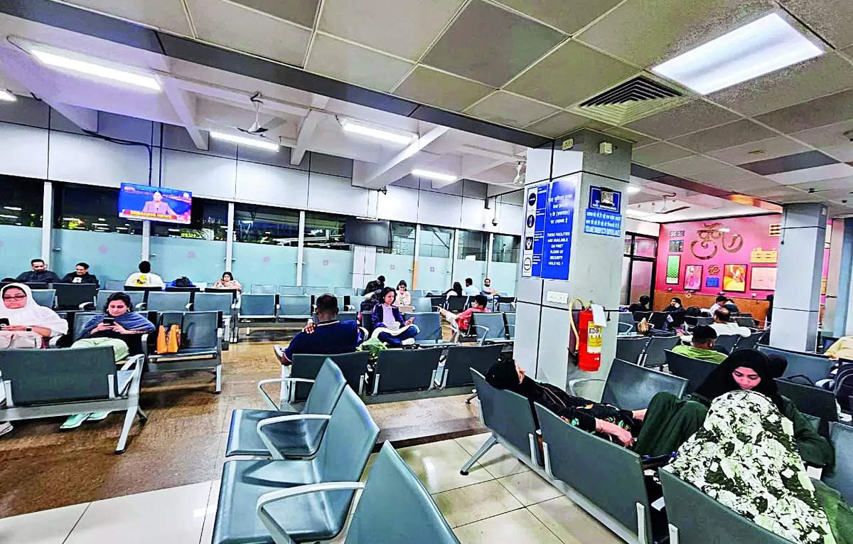 Flyers Stranded in Airport for 10 Hours, ET TravelWorld News, ET TravelWorld