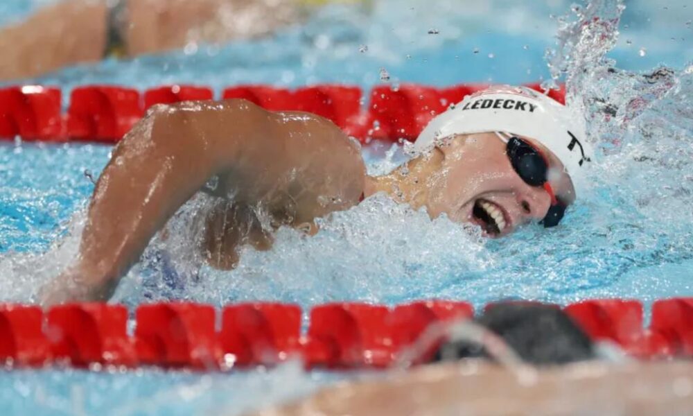 Katie Ledecky falls short against Ariarne Titmus in 400m freestyle