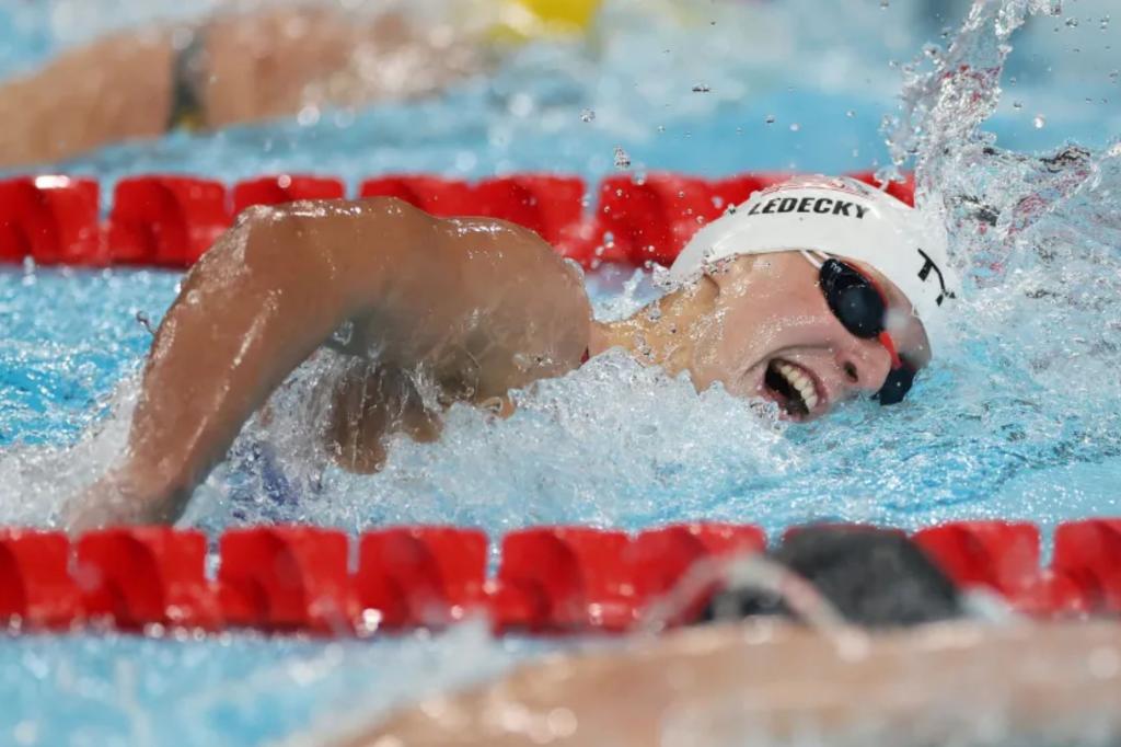 Katie Ledecky falls short against Ariarne Titmus in 400m freestyle