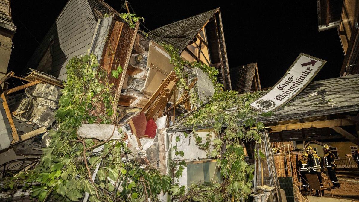 One dead, eight trapped after hotel collapses in Germany on river Moselle