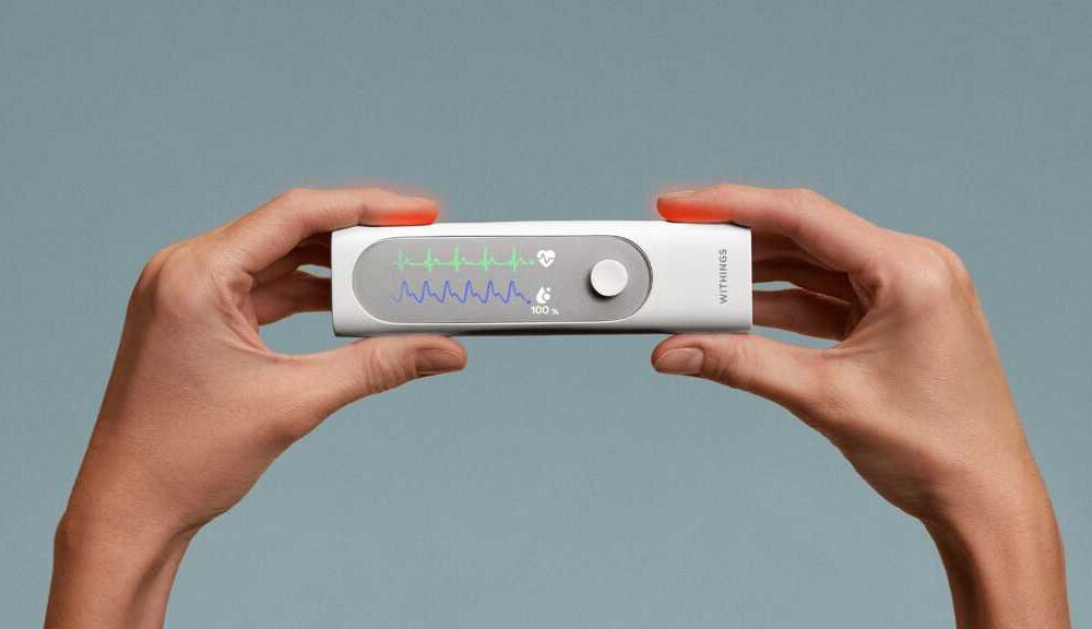 Withings BeamO held in the hand