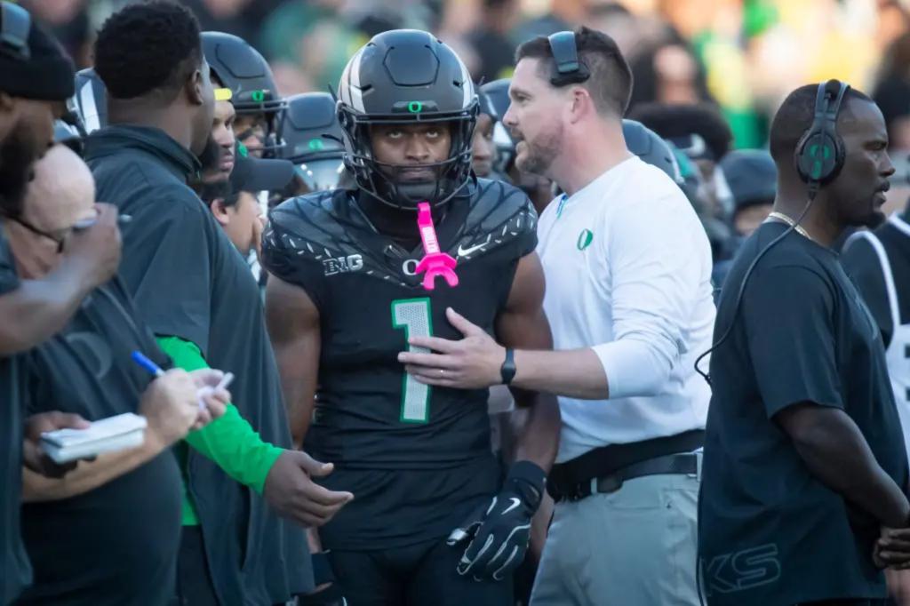 Oregon player ejected for spitting on Ohio State foe in Big Ten showdown