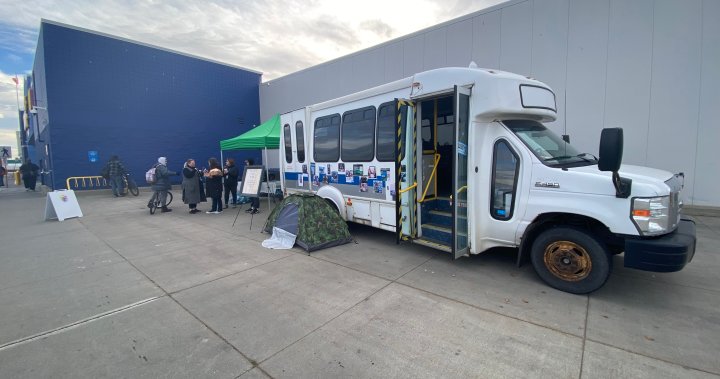 Spruce Grove, Alta. woman fundraising for the city’s homeless through ‘Connection Bus’ - Edmonton