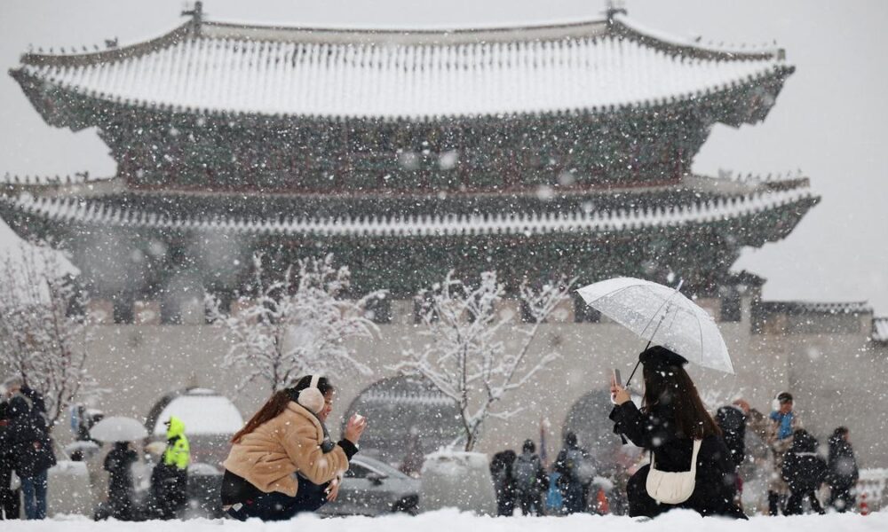 Worst November snowstorm in half century hits Seoul, grounds hundreds of airplane flights