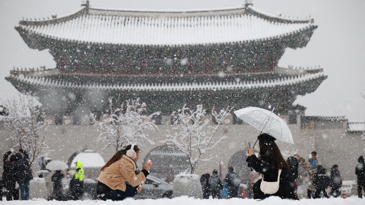 Worst November snowstorm in half century hits Seoul, grounds hundreds of airplane flights