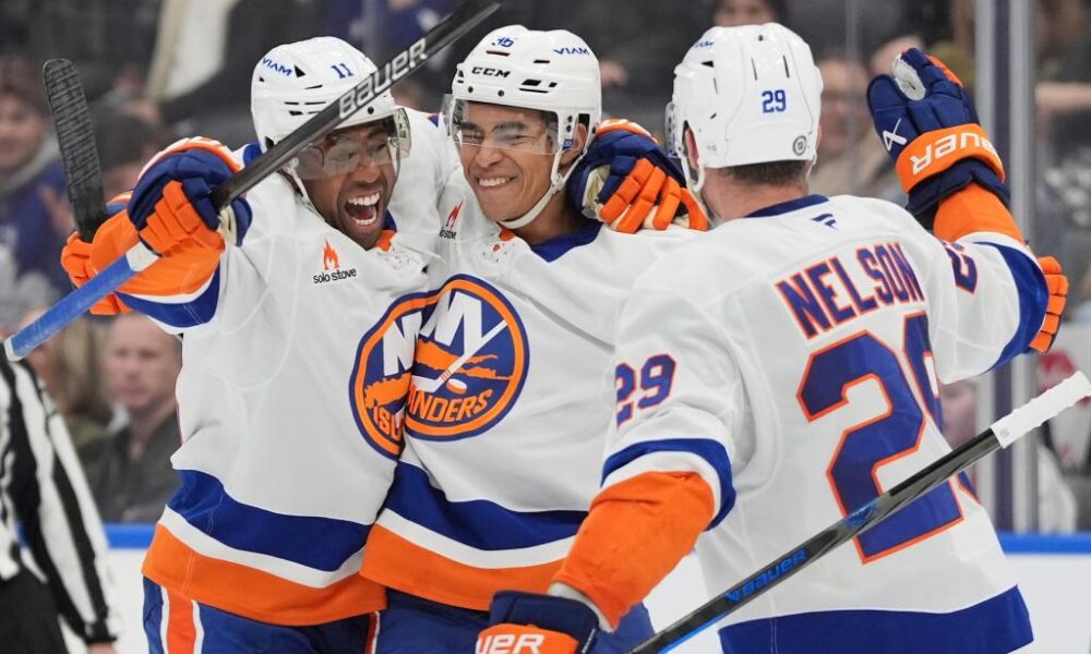 Anthony Duclair's return helps Islanders click with healthy forward group