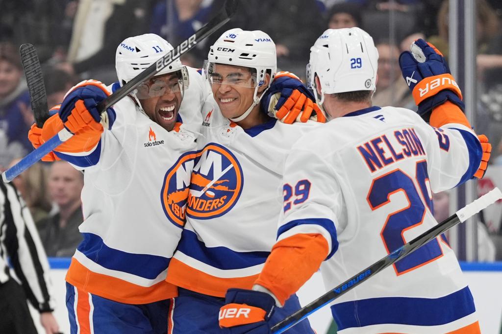 Anthony Duclair's return helps Islanders click with healthy forward group