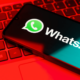 Whatsapp Smartphone auf Tastatur