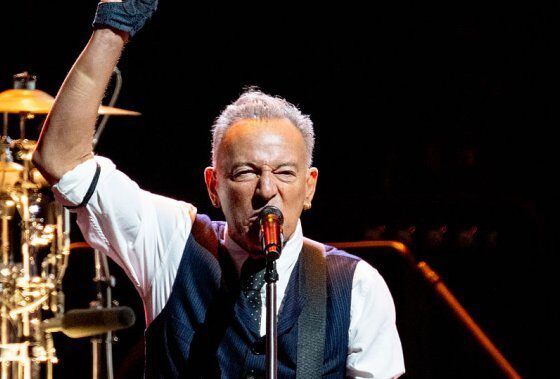 Bruce Springsteen scolds Trump’s ‘treasonous’ administration at U.K. concert - National