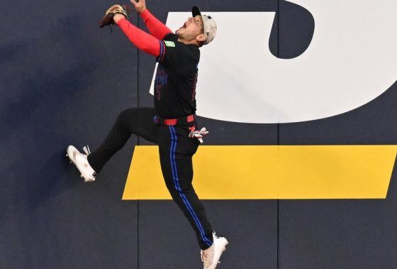 Santander stays on Blue Jays bench in close game