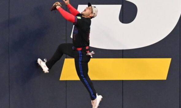 Santander stays on Blue Jays bench in close game