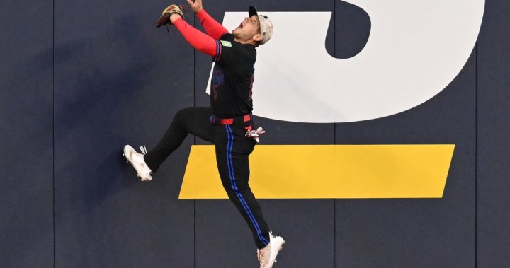 Santander stays on Blue Jays bench in close game